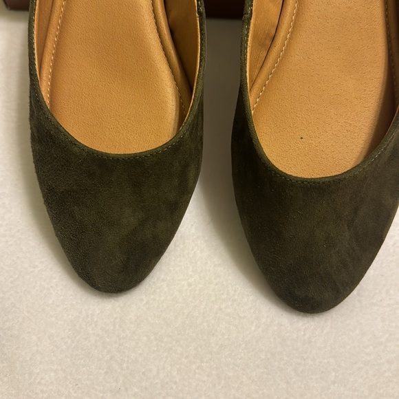 New in box - olive leather suede flats - Picture 4 of 5